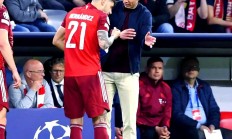 B体育体育教练-球队连续失利，主帅受到质疑压力