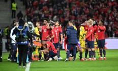 B体育体育官网app-沙尔克队队员庆祝取得的连胜