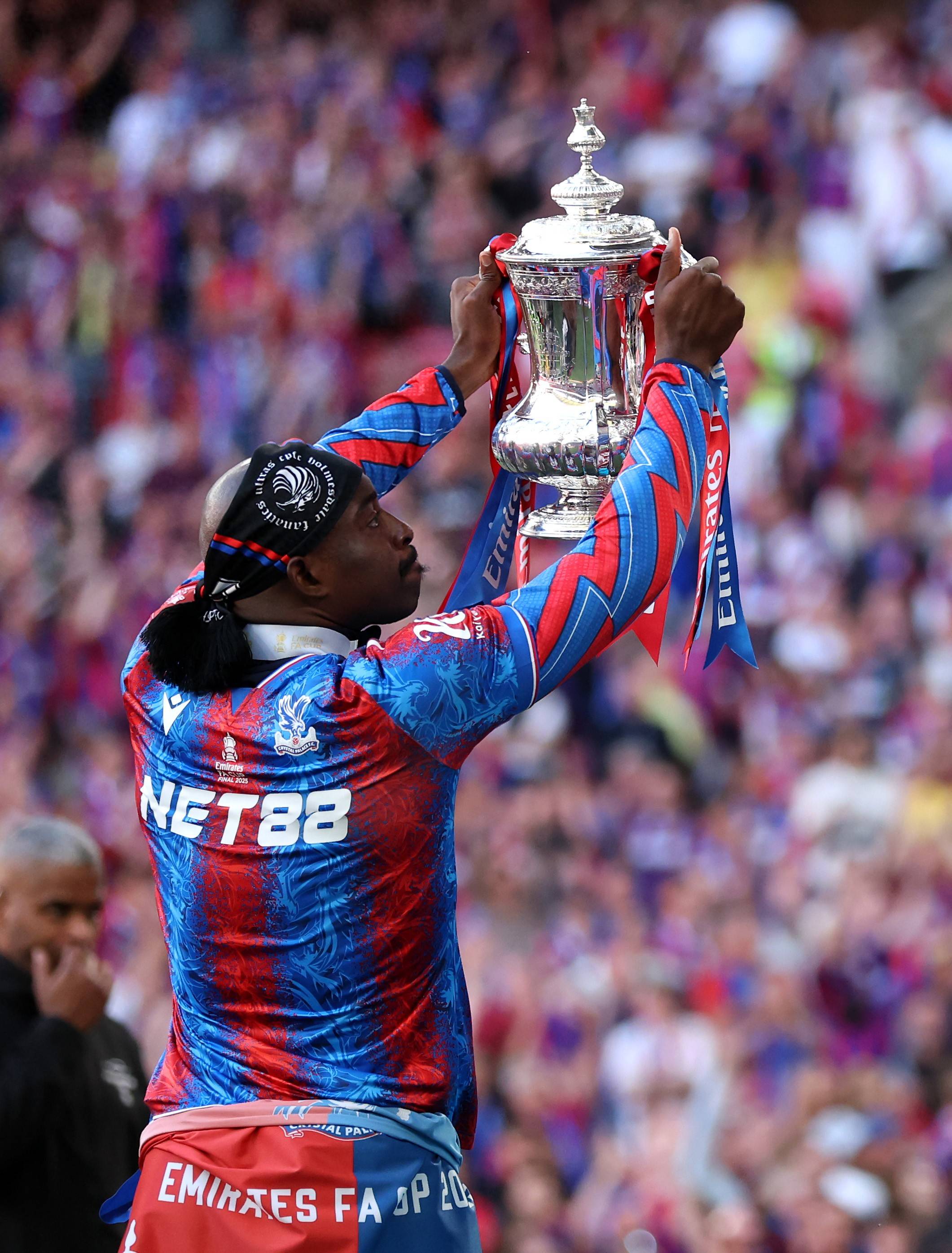 水晶宫客场大捷,球队表现强劲一统天下的简单介绍 水晶宫客场大捷,球队表现强劲一统天下的简单介绍